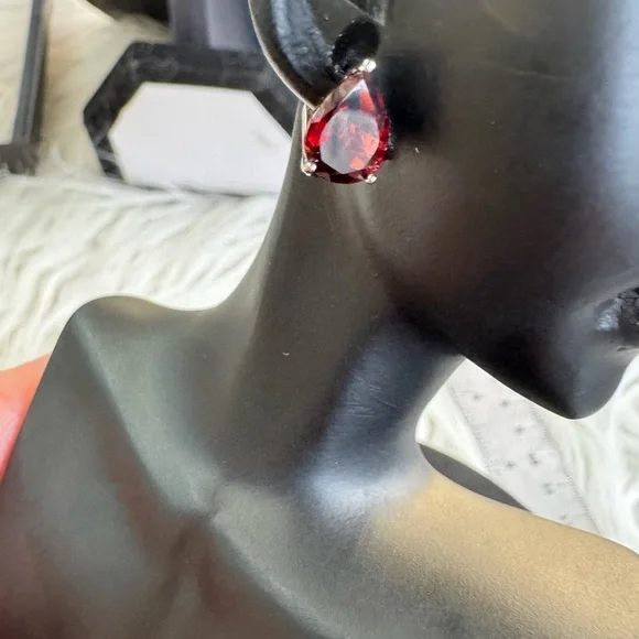 Elegant Garnet Teardrop Earrings in 925 Sterling Silver - Picture 1 of 4